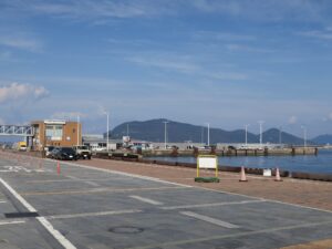 高松港 小豆島(土庄)直島行き フェリー 切符売り場とフェリー乗り場