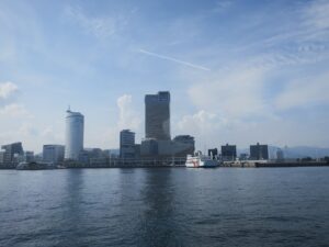高松港 海側から撮影 左が高速船乗り場 右がフェリー乗り場です