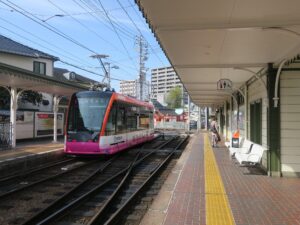伊予鉄道 松山市内線 道後温泉駅 ホーム 手前が乗車ホーム 奥が降車ホーム
