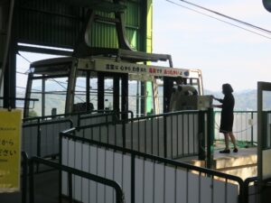 松山城ロープウェイ 感染症対策のため換気中です