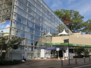 松山城ロープウェイ・リフト 山麓駅 駅舎 感染症対策のため検温所が設けられています
