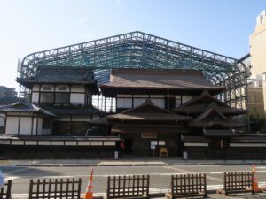 道後温泉本館 裏側 日帰り入浴はできるようになっていました