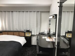 アパホテル 上野駅前 スタンダードルーム 玄関から窓側を撮影