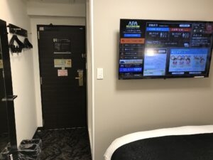 アパホテル 上野駅前 スタンダードルーム 窓側から玄関を撮影