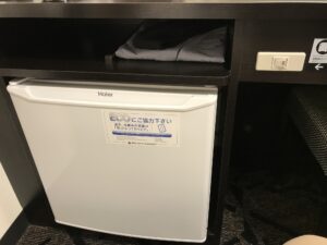 アパホテル 上野駅前 スタンダードルーム デスク足元 部屋着と冷蔵庫があります