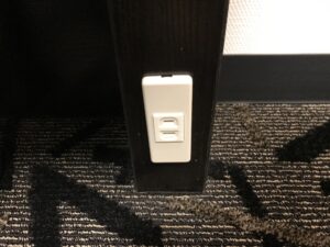アパホテル 上野駅前 スタンダードルーム デスク下のACコンセント