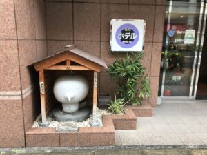 ドーミーイン・global cabin浅草 玄関脇のドーミーインコ