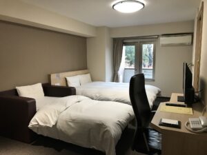 ドーミーイン・global cabin浅草 クイーンルーム 玄関から窓方向を撮影