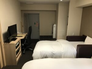 ドーミーイン・global cabin浅草 クイーンルーム 窓側から玄関方向を撮影