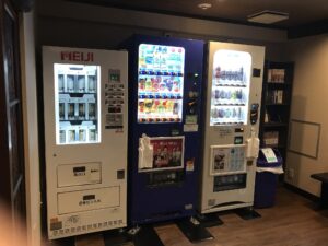 ドーミーイン・global cabin浅草 10階 休憩室と自販機コーナー
