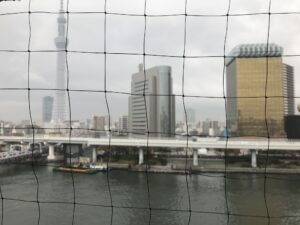 ドーミーイン・global cabin浅草 10階 展望足湯からは隅田川と東京スカイツリーが見えます