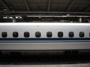 何か事故で停車中の700系 米原駅にて