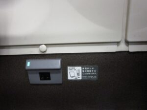 秋田新幹線 こまち E6系 窓側にあるACコンセント