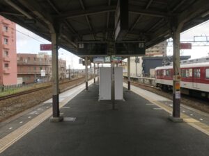 近鉄名古屋線 津新町駅 1番線・2番線 1番線は主に松坂・鳥羽方面に行く列車が発着します 2番線は主に津・四日市・名古屋方面に行く列車が発着します