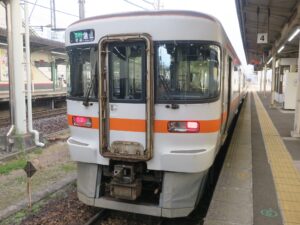 JR東海 キハ25型 前面 津駅で撮影