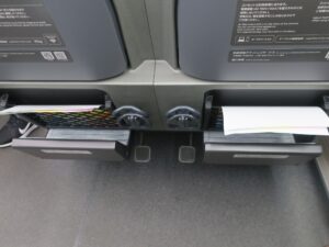 近畿日本鉄道 80000系 特急ひのとり レギュラーシート 物入れとボトルホルダー、フットレスト