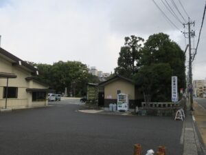 三重県護国神社 車両出入口