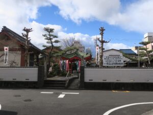津 初馬寺 入り口