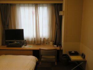 ドーミーイン津 和風シングル 玄関から窓側を撮影