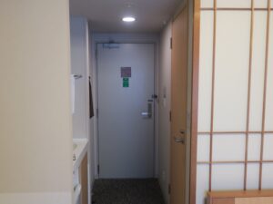 ドーミーイン津 和風シングル 窓側から玄関方向を撮影