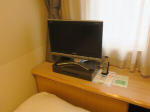 ドーミーイン津 和風シングル 液晶テレビとエアコン・テレビのリモコン