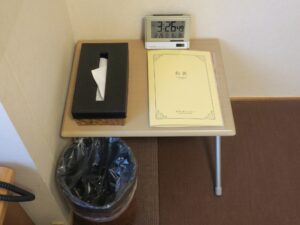 ドーミーイン津 和風シングル テーブル ティッシュと冊子、目覚まし時計があります