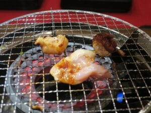 津 松阪牛ホルモン 月や ただいま焼いています