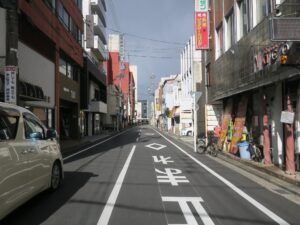 津駅東口 周辺には飲食店が立ち並びます