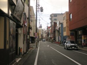 津駅東口 飲食店が立ち並ぶ通り