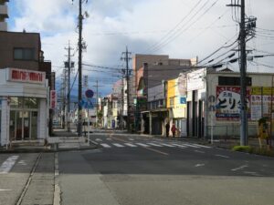 津新町駅前 お店が立ち並ぶも空気感は住宅街です