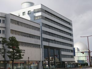 三重会館 建物 三重交通の乗車券売り場もあります
