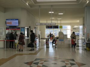 近鉄志摩線 鵜方駅 改札口 ICOCA・Suica・PASMOなどの交通系ICカード対応の自動券売機が並びます