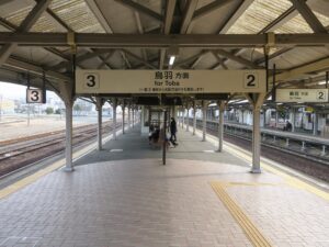 JR参宮線 伊勢市駅 2番線・3番線 主にJR参宮線で鳥羽方面に行く列車が発着します