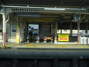 近鉄山田線 伊勢市駅 北口 改札口 ICOCA・Suica・PASMOなどの交通系ICカード対応の自動券売機が並びます