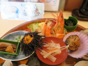 磯桶定食(大)海老、ウニ、ホタテ、ムール貝、カキの焼き物 鳥羽一番街 秀丸にて