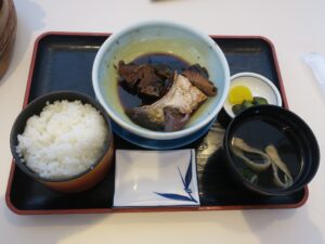 磯桶定食(大)お魚の煮つけ、ご飯、お吸い物 鳥羽一番街 秀丸にて