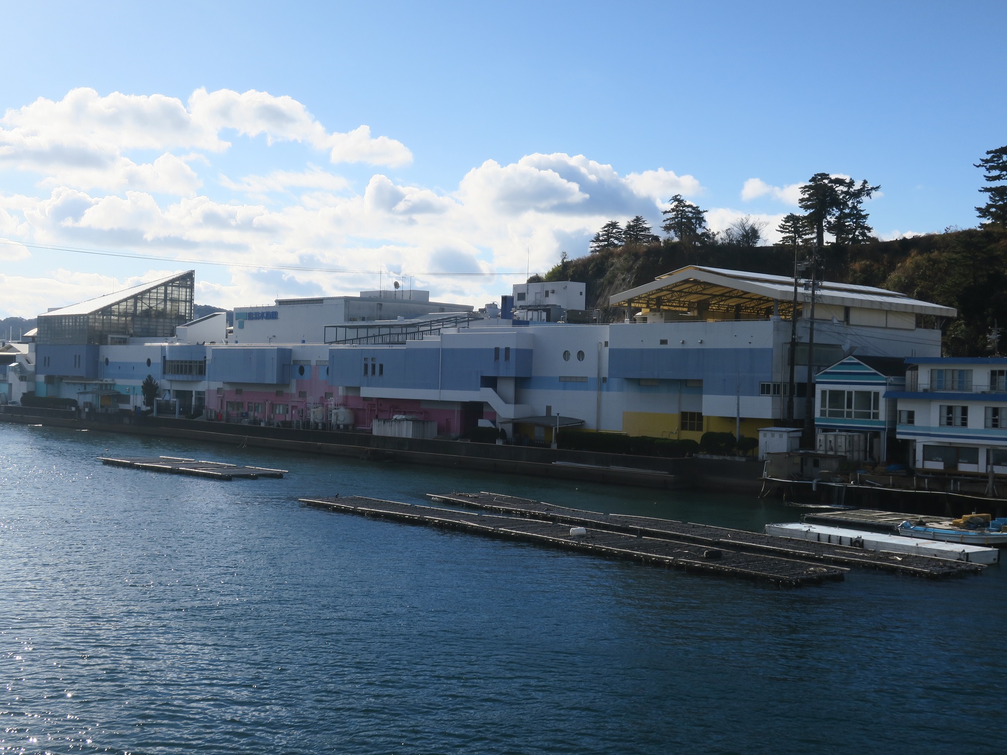 鳥羽水族館 建物全体 ミキモト真珠島から撮影