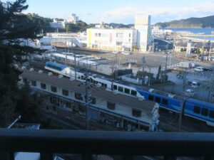 近畿日本鉄道 50000系 特急しまかぜ 鳥羽駅に入線中 錦浦館で撮影
