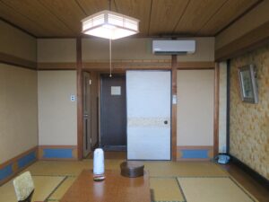 鳥羽 錦浦館 和室 窓から玄関方向を撮影