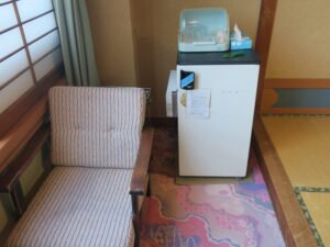 鳥羽 錦浦館 和室 冷蔵庫とグラス