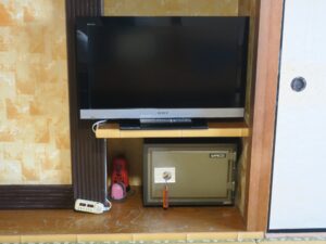 鳥羽 錦浦館 和室 液晶テレビと金庫