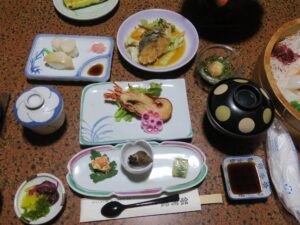 鳥羽 錦浦館 晩ご飯 前菜とサラダ、握りずし、伊勢エビの焼き物 伊勢エビのサラダの差し替えをお願いしたら、なんかわからない魚のサラダに