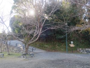 鳥羽城跡 三ノ丸広場 本丸跡への坂道