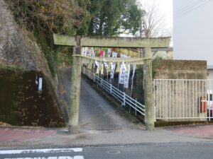大山祈神社 城山公園への石段の横にある鳥居