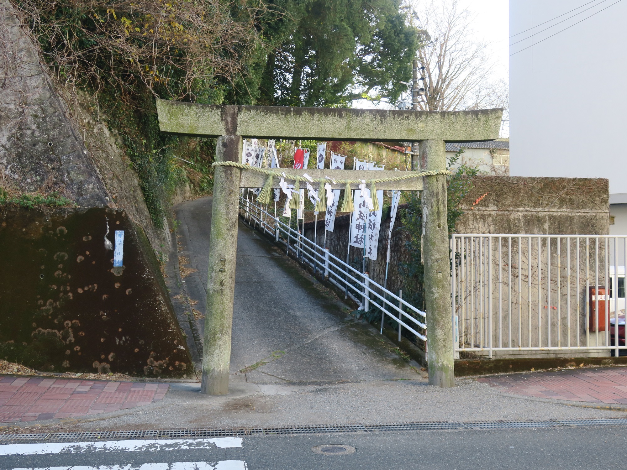 大山祈神社 城山公園への石段の横にある鳥居