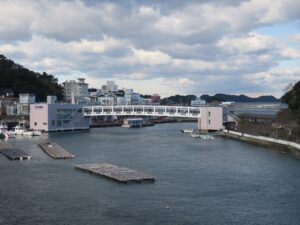 ミキモト真珠島 入り口と真珠島とはパールブリッジと呼ばれる橋で行き来できます