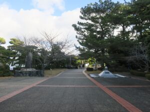 ミキモト真珠島 入り口を入ったところ 何やらモニュメントが立ち並びます