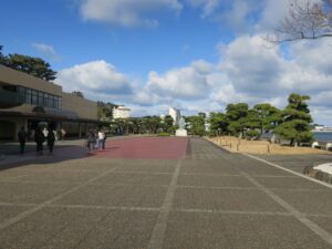 ミキモト真珠島 入口を抜けた先は、かなり広い広場になっています