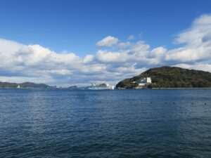 三重県鳥羽市 国道43号線から見える海 フェリーがいます