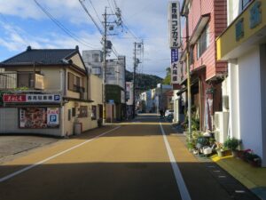 三重県鳥羽市の市街地 岩崎通り 飲食店が立ち並びます